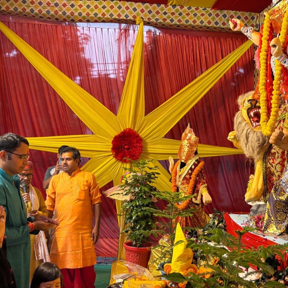 सुल्तानपुर एसपी ने रावण दहन स्थल का किया निरीक्षण:100 से ज्यादा पंडालों में स्थापित हुईं मां दुर्गा की प्रतिमाएं, राहुल चौराहे के पास 50 मीटर में 5 पंडाल