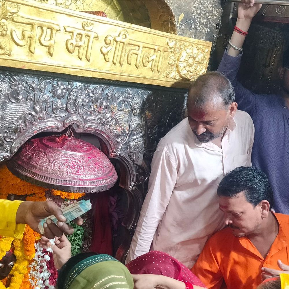 चौकियां धाम में महागौरी के दर्शन को लगी कतारें:मैहर में मां शारदा के जयकारों से गूंजा मंदिर, जौनपुर में सुबह 4 बजे खुले मां शीतला मंदिर के कपाट