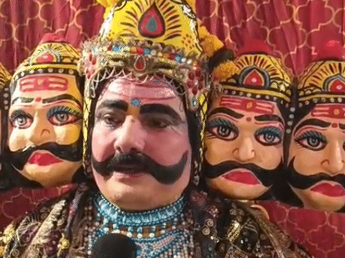 आज रावण चुनाव लड़ता तो जनता को सुख-समृद्धि देता:आगरा की लीला में पवन 12 साल से किरदार निभा रहे, पढ़िए क्यों बने दशानन