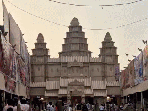 काशी में दुर्गा पूजा की धूम:कहीं अंगकोर तो कहीं बद्रीधाम जैसे पंडाल; तस्वीरों में देखिए नवरात्र उत्सव