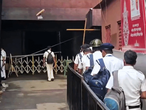 कोलकाता में दुर्गा पूजा पंडाल में भगदड़, 19 की मौत:आयोजकों समेत 12 लोग हिरासत में; अमित शाह आज घायलों से मिलने मेडिकल कॉलेज जाएंगे