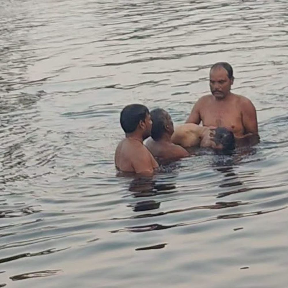 बस्ती में मनोरमा नदी में डूबा इकलौता बेटा, मौत:नहाते समय पैर फिसलने से हुआ हादसा, 20 मिनट बाद मिला शव