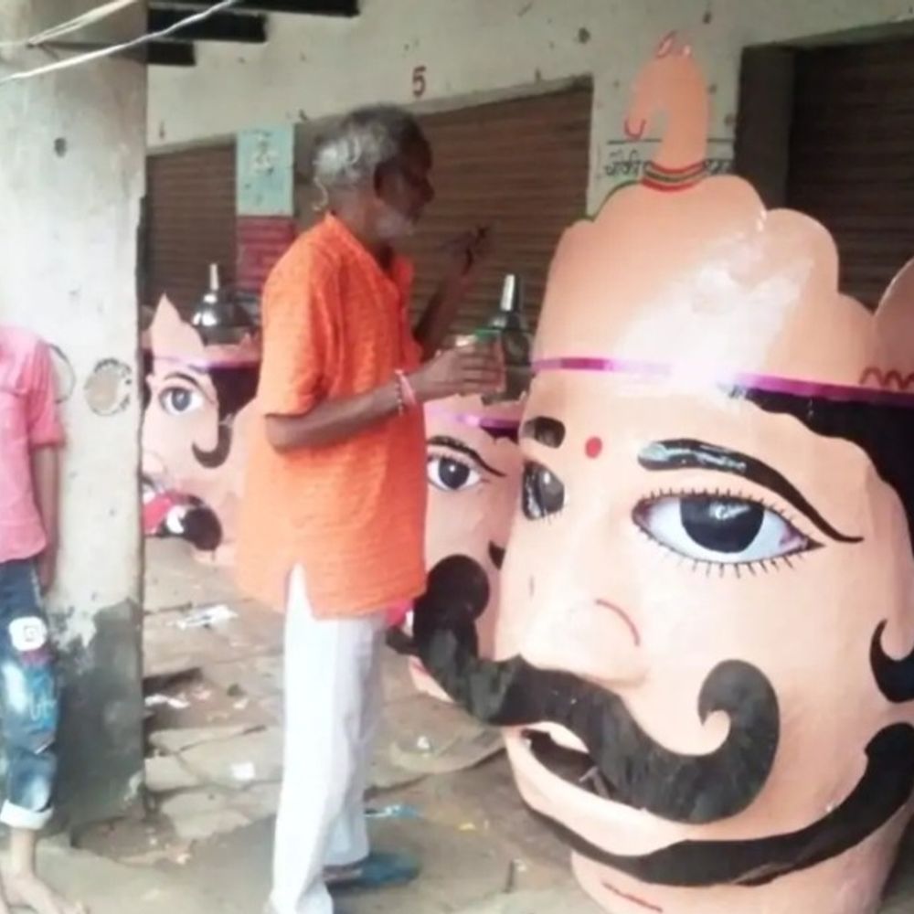 मिर्जापुर में पहली बार जलेगा रावण:154 साल से 10 सिर काटे जा रहे हैं, दहन से पहले ट्रैक्टर पर घुमाया जाएगा