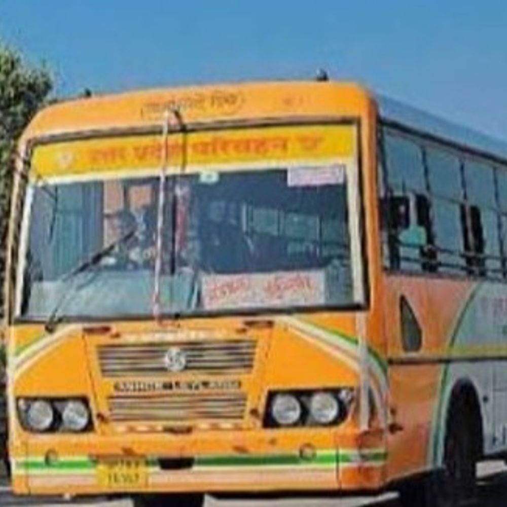 आजमगढ़ में बस ने सिपाही को मारी टक्कर:दाहिना पैर हुआ फ्रैक्चर, इलाज के लिए अस्पताल में भर्ती