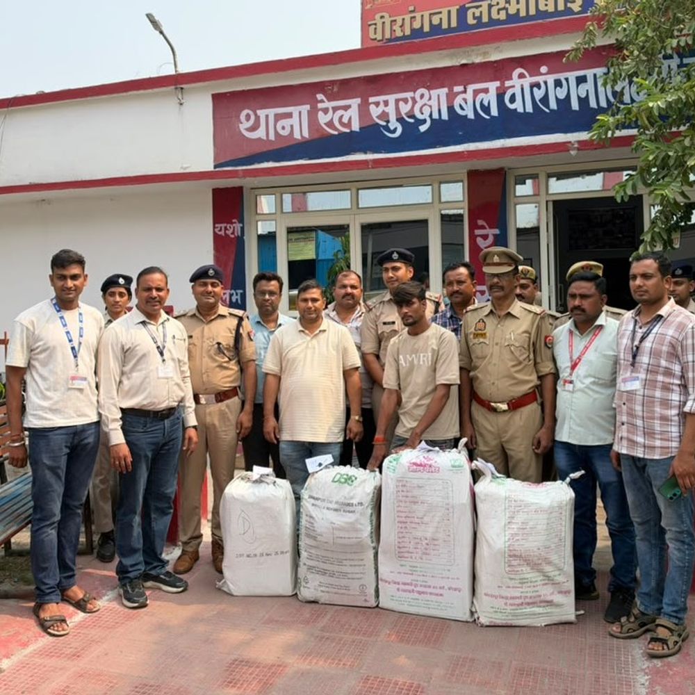 झांसी GRP-RPF ने पकड़ी 3 करोड़ की चांदी:चार बोरों में भरे मिले 113 किलो चांदी के जेवर, कहां से लाया कहां ले जा रहा था किसी को नहीं पता