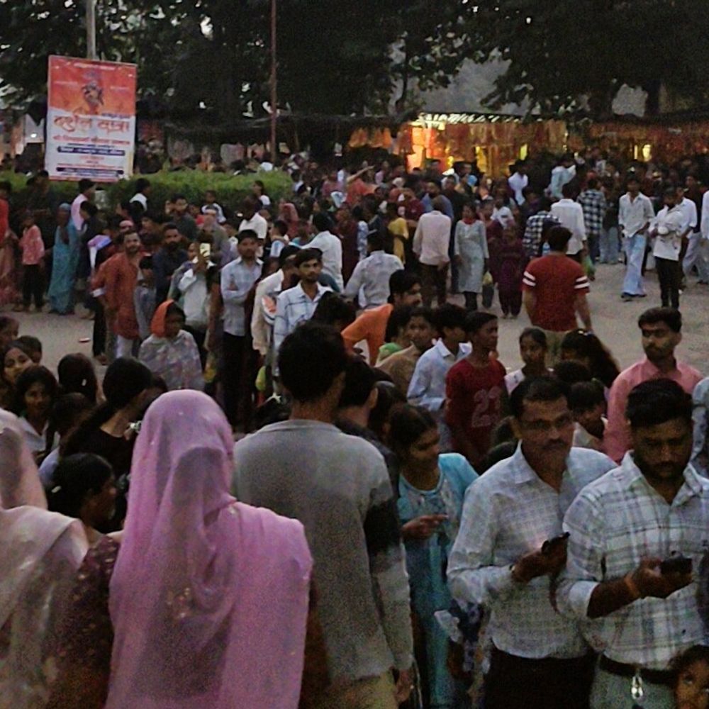 मां त्रिपुरा सुंदरी मंदिर में उमड़ा आस्था का सैलाब:रात 12 बजे से पैदल पहुंचे श्रद्धालु, दिनभर हवन, महायज्ञ और शाम को गरबा