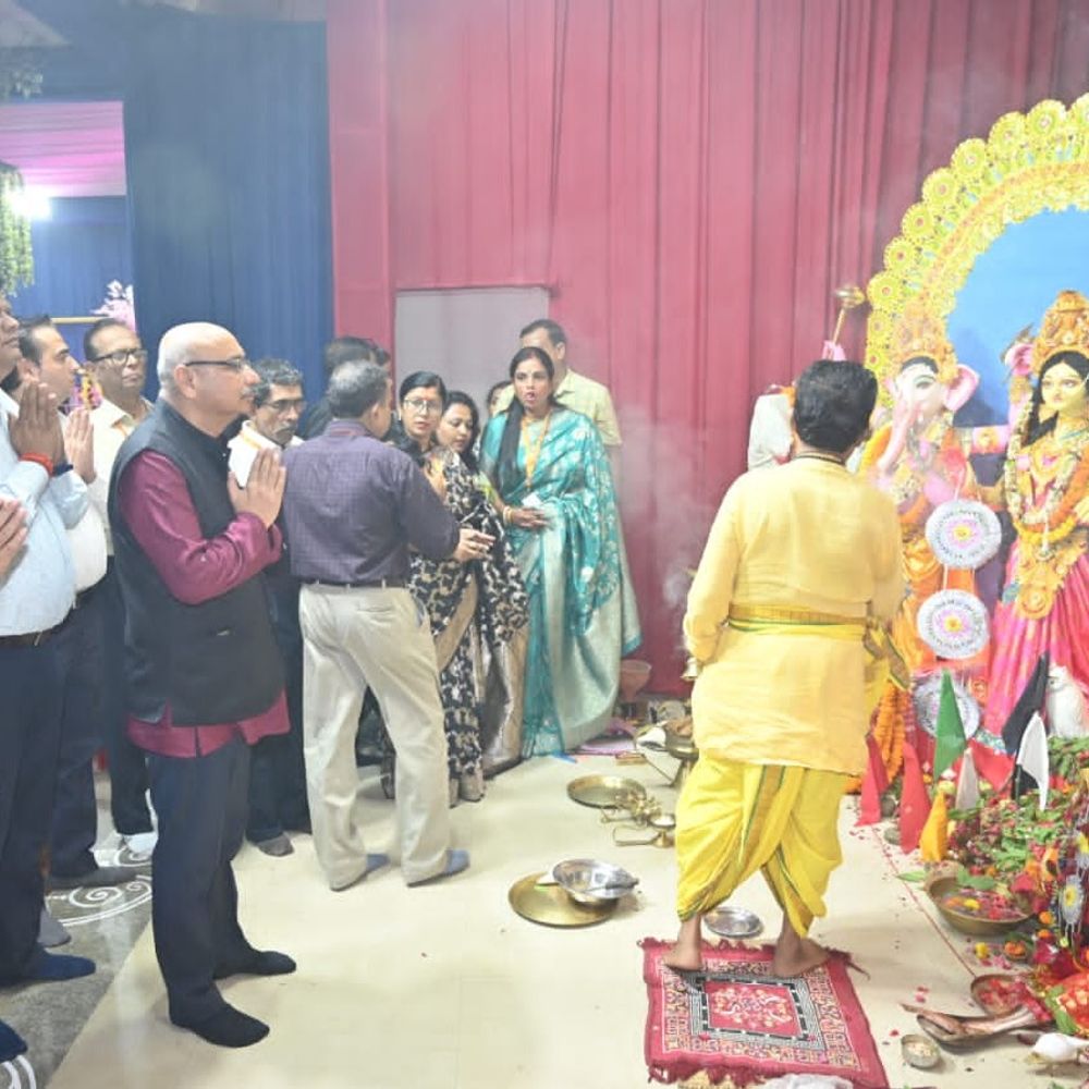 बरेका में दुर्गा पूजा समारोह:महाप्रबंधक आशुतोष पंत ने की मां दुर्गा की आरती, रेलकर्मियों की खुशहाली की कामना