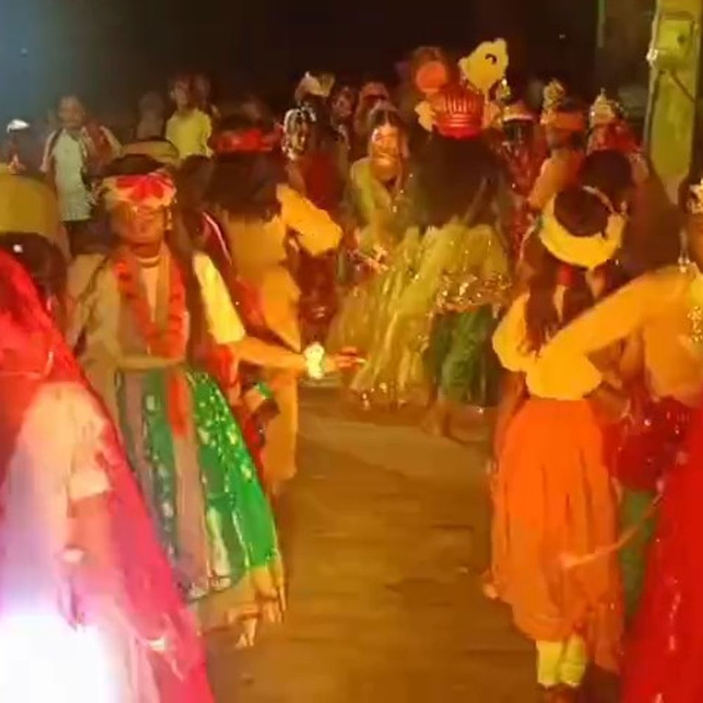 कन्नौज के तिर्वा में निकली मां दुर्गा की भव्य शोभायात्रा:आकर्षक झांकियों और देशभक्ति प्रस्तुतियों ने मन मोहा, देर रात तक डटे रहे श्रद्धालु
