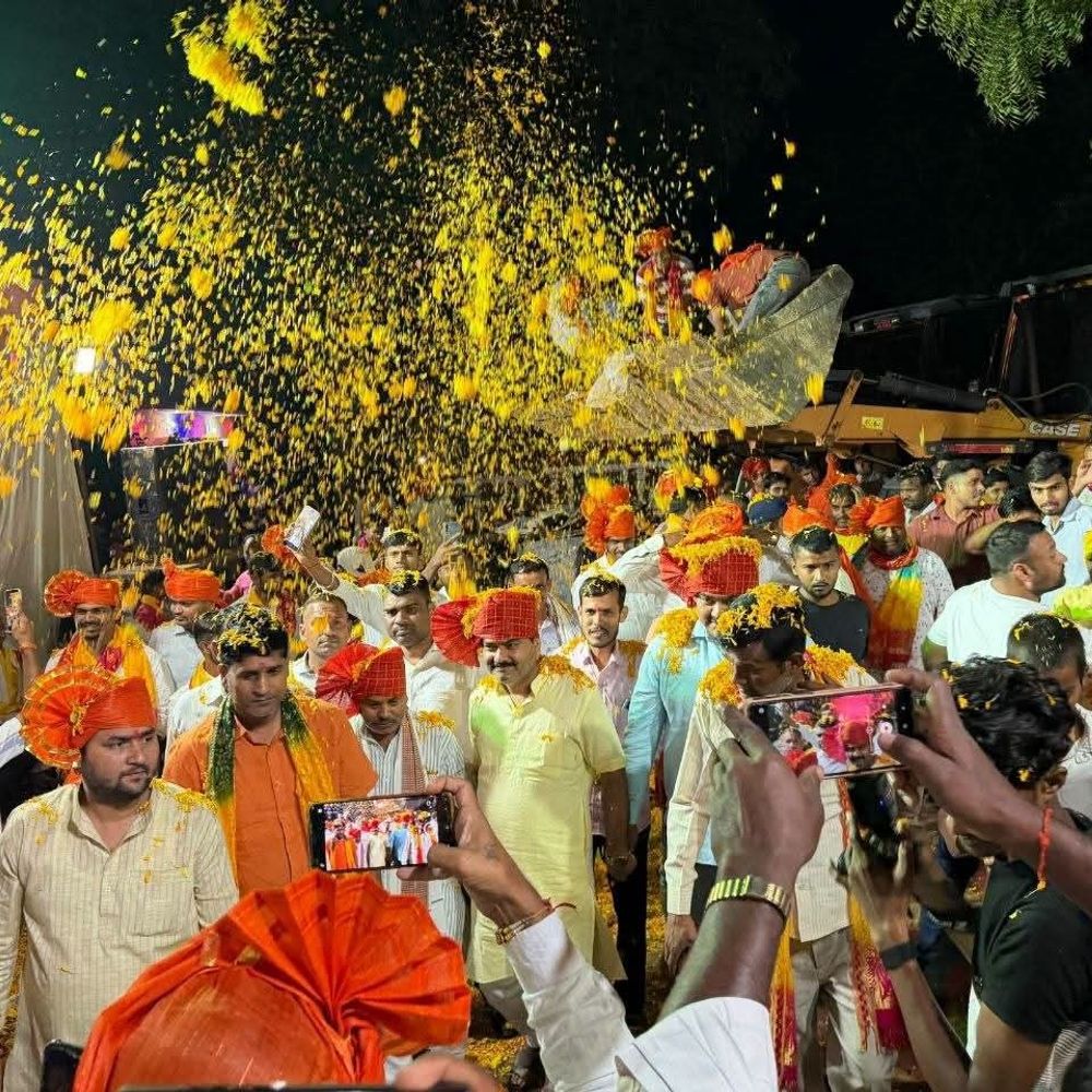 कोटहिन भवानी मंदिर में 2100 दीपों से जगमगाया परिसर:सरयू आरती टीम ने उतारी महाआरती; पूर्व विधायक का स्वागत
