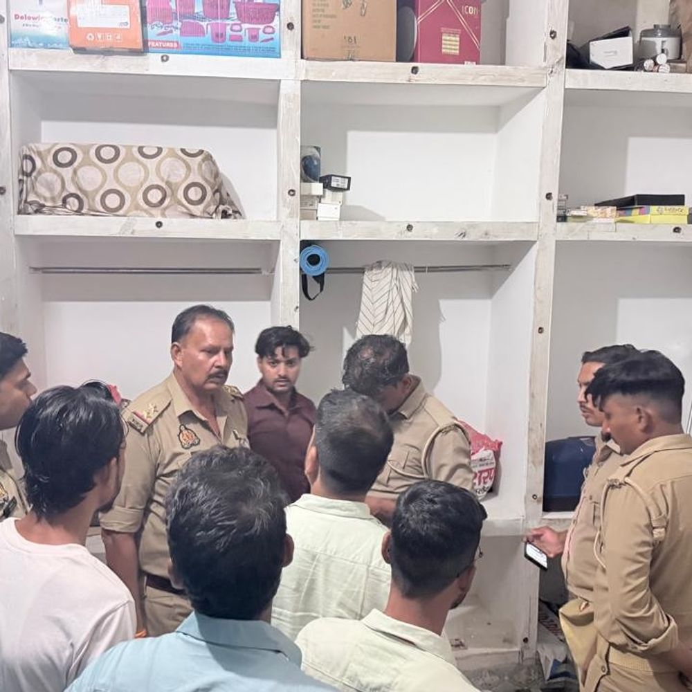 संभल में बंद घर से डेढ़ लाख नकद-जेवर चोरी:परिवार शादी में गया था, बेटे ने घर लौटने पर देखे टूटे ताले; पीछे जुआ खेलने वालों पर शक
