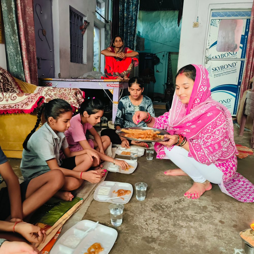 घाटमपुर में घर-घर हुआ कन्या पूजन:भक्तों ने कन्याओं को तिलक लगाकर उतारी आरती, महिलाओं ने पैर छूकर लिया आशीर्वाद