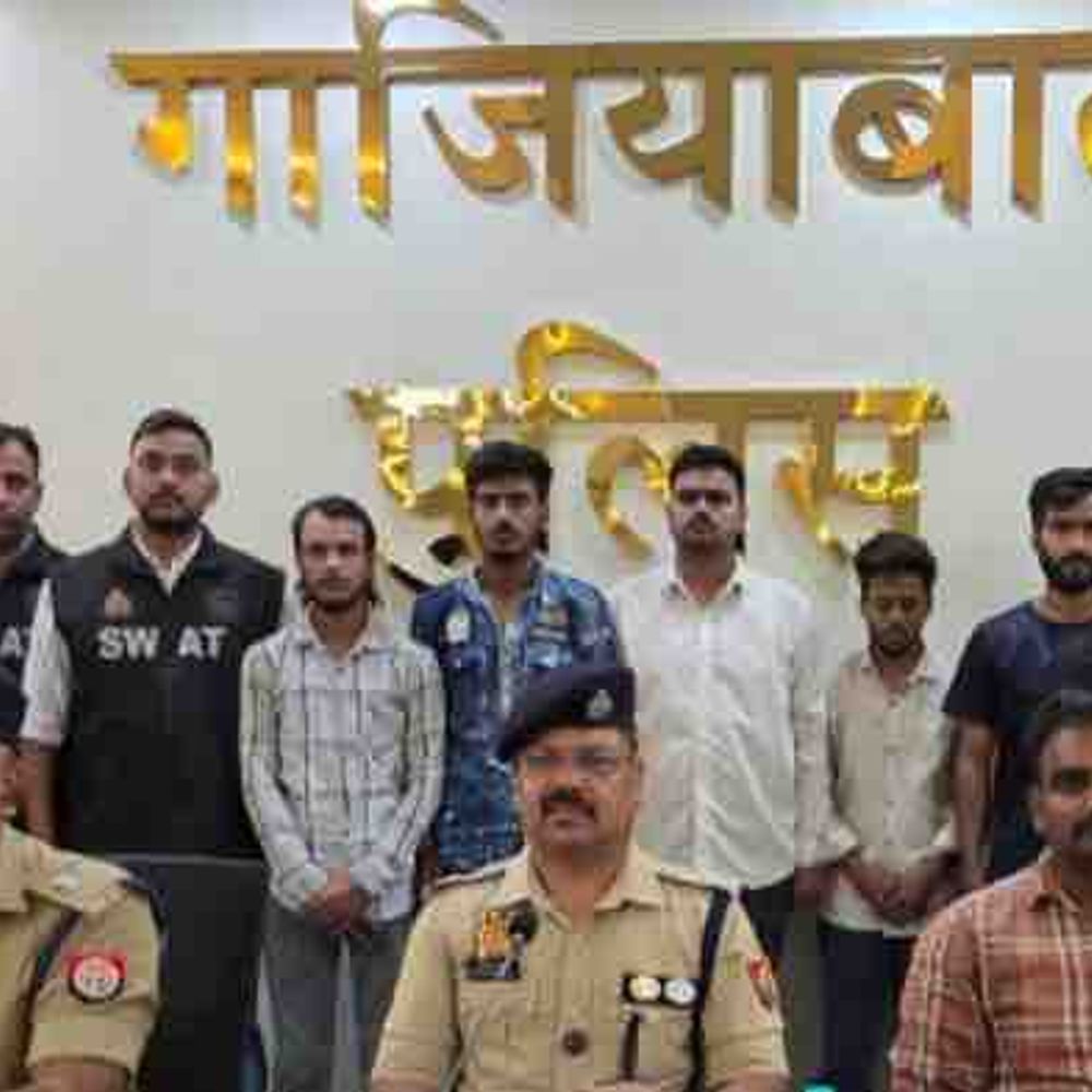गाजियाबाद में मोबाइल-चेन स्नैचिंग करने वाले 5 गिरफ्तार:4 शहरों में 15 मोबाइल और 7 चेन लूटीं, चोरी की बाइक से करते थे वारदात