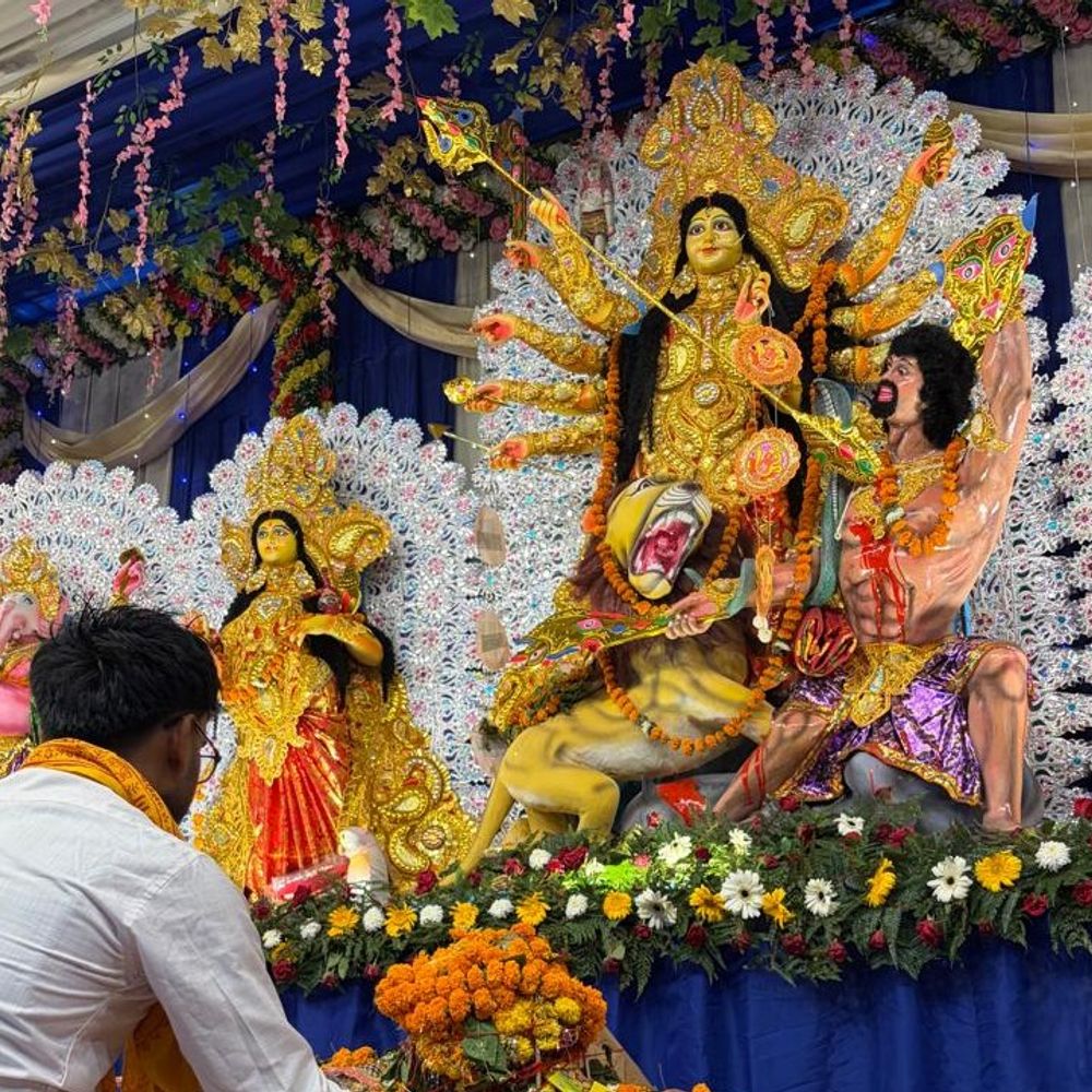 मुरादाबाद में 108 दीपों से हुई मां दुर्गा की पूजा:भक्तों ने सुख-समृद्धि की कामना की, रेलवे मनोरंजन सदन में हुआ आयोजन