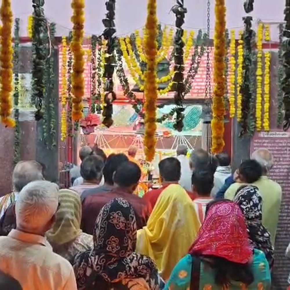 दुर्गा अष्टमी पर मां कंकाली देवी मंदिर सजाया गया:रंग-बिरंगे फूलों और लाइटों से सजावट, दर्शन के लिए उमड़े श्रद्धालु