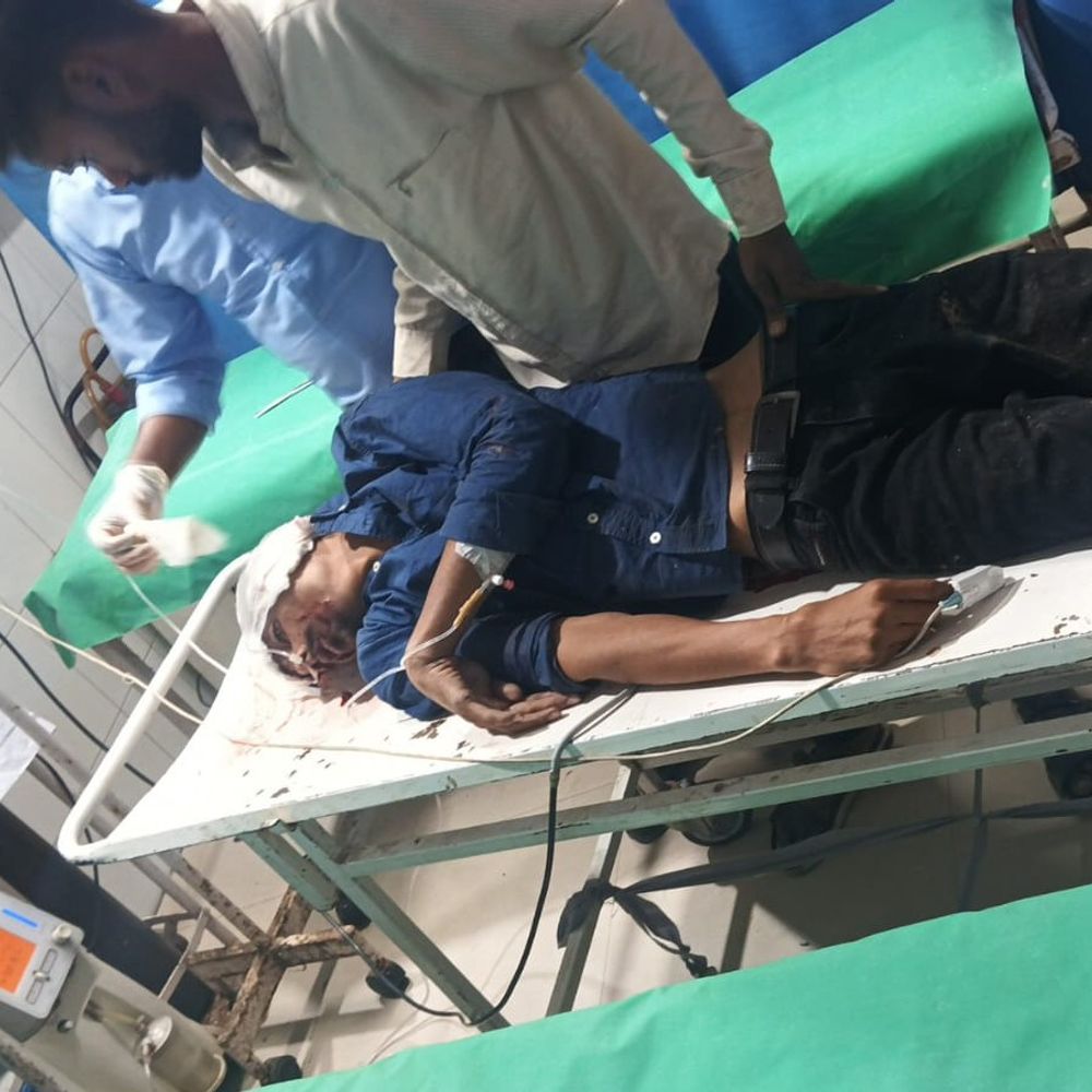 तेज रफ्तार वाहन ने बाइक सवार युवक को रौंदा:गंभीर हालत में अस्पताल में भर्ती, चालक फरार, CCTV फुटेज खंगाल रही पुलिस