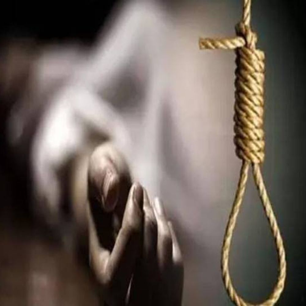 नोएडा में युवती का शव फंदे से लटका मिला:आत्महत्या की आशंका, सॉफ्टवेयर इंजीनियर दोस्त की भूमिका की जांच; सुसाइड नोट नहीं मिला