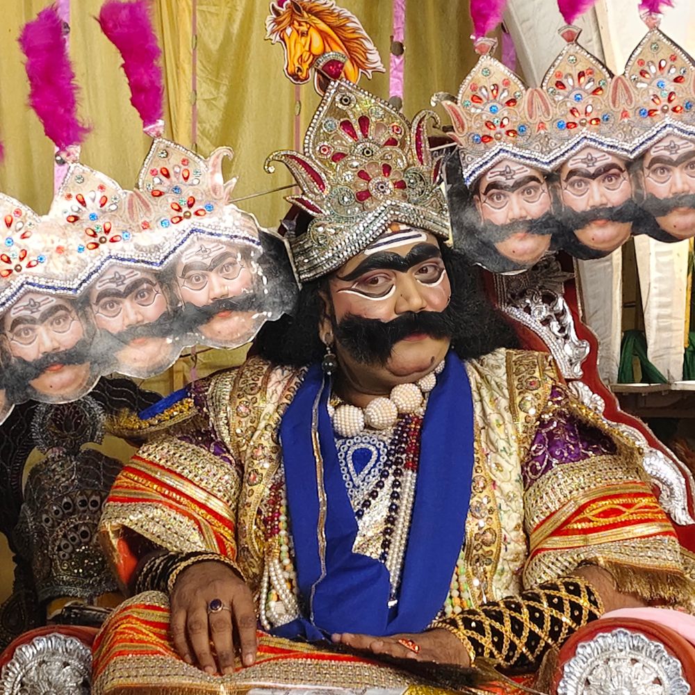 हनुमान ने अक्षय कुमार का वध कर लंका जलाई:बाराबंकी रामलीला में पिता की जगह बेटा निभा रहा रावण का किरदार