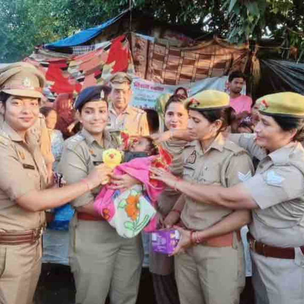 गाजियाबाद में पुलिस ने घर-घर जाकर सुनीं महिलाओं की समस्याएं:पुलिस आयुक्त ने कहा- शिकायतों पर होगी कार्रवाई