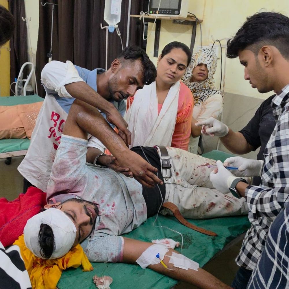 कैराना में बाइक सवार भाई-बहन पर हमलावरों का हमला:लाठी-डंडों और धारदार हथियारों से पीटा, भाई हायर सेंटर रेफर; भीड़ ने दो आरोपियों को पकड़ा