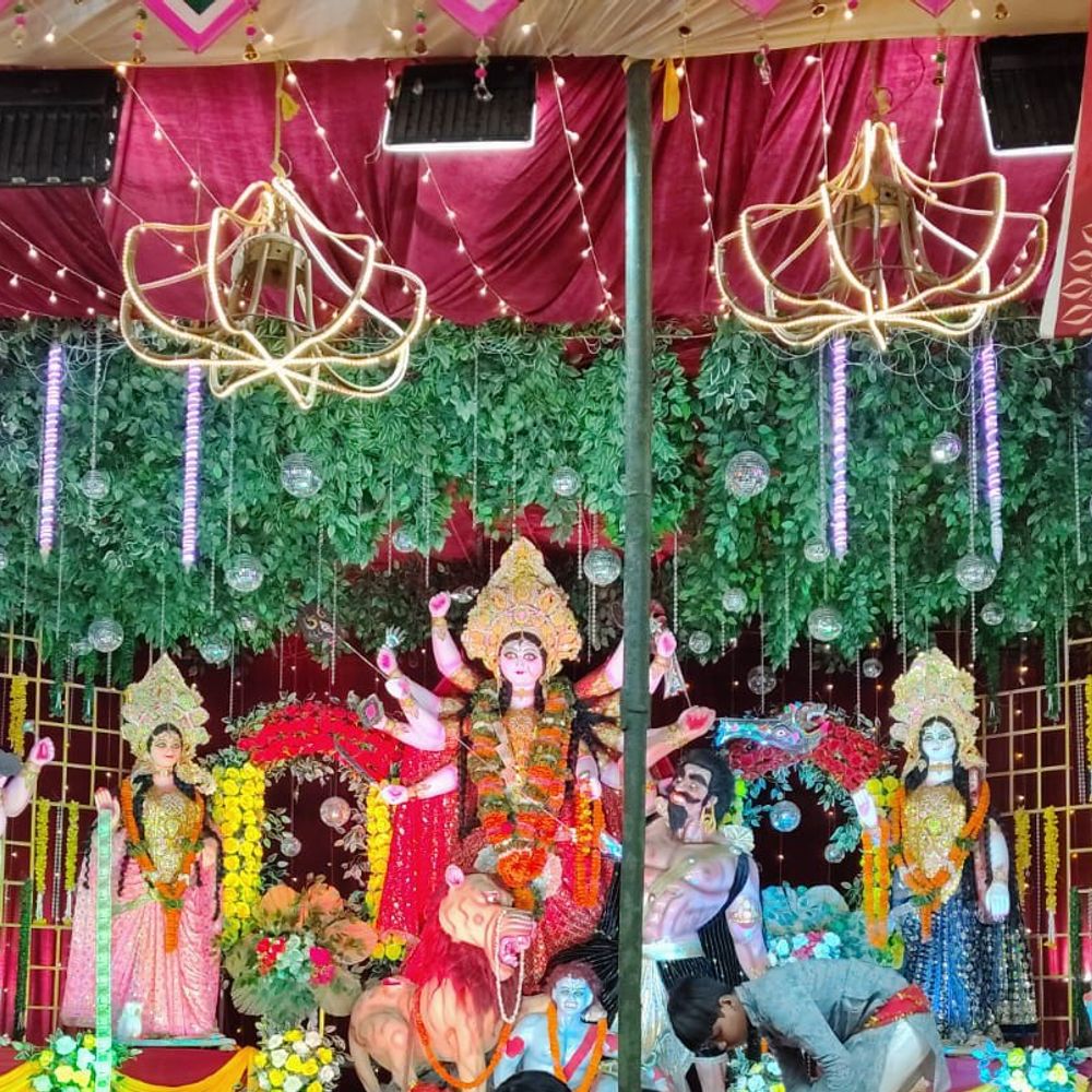 महराजगंज में महानवमी मेले में उमड़ी श्रद्धालुओं की भीड़:देर रात तक 20 हजार लोग पहुंचे, पुलिस-फायर ब्रिगेड तैनात, CCTV से निगरानी