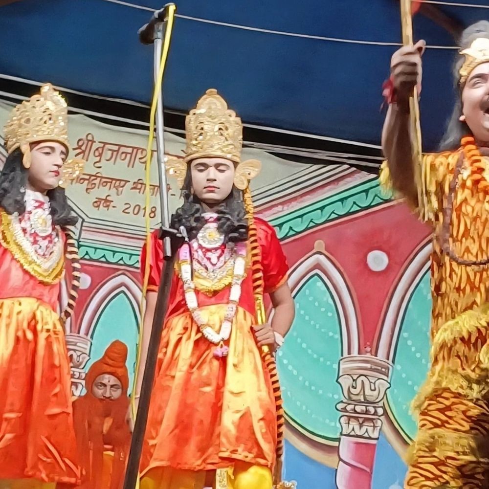 मऊ में रामलीला का मंचन:लक्ष्मण परशुराम संवाद बना रोमांचक, धनुष भंग होते ही गूंजे जयकारे