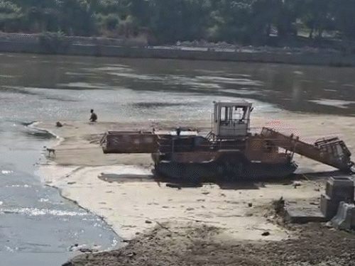गोमती की बाढ़ से रिवर फ्रंट बदहाल, महंगे स्पीकर-लाइटें खराब:पाथ-वे से उपवन पार्क तक मिट्टी और कीचड़, पानी घुसने से लाखों की वेंडिंग मशीनें खराब