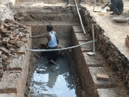 नगर निगम के गड्ढामुक्त सड़क के दावे फेल:3 महीने से 80 फीट रोड के डॉट नाले की मरम्मत अधूरी, जवाहर नगर में भी धंसा नाला