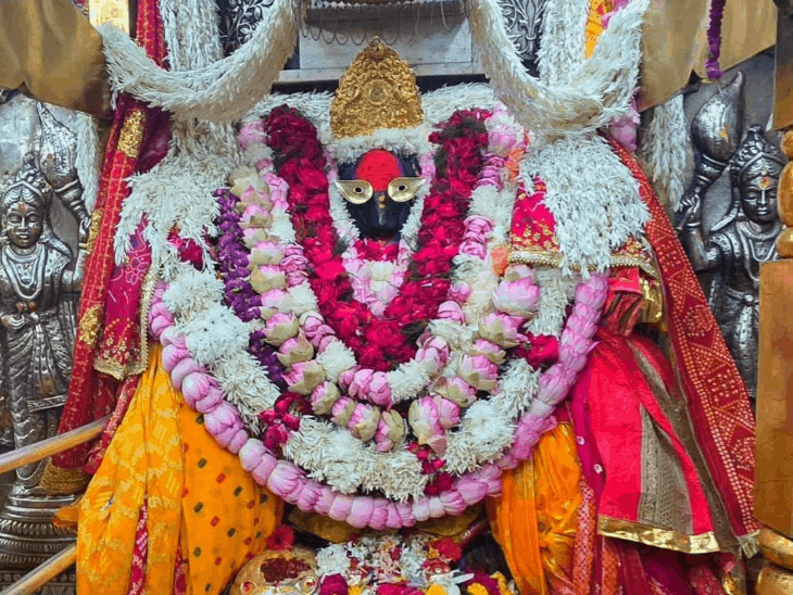 विंध्याचल में भक्तों की लगी कतार, भक्तों ने किया दर्शन-पूजन:जयकारा लगाते हुए किया पूजन-अर्चन, परिवार की सुख-शांति की कामना