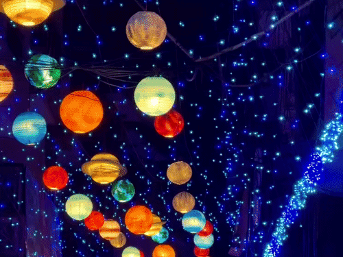 काशी में बने अनोखे दुर्गा पंडाल, PHOTO:कहीं स्पेस और UFO थीम, तो कहीं बना भूत बंगला; तो कहीं फोन रूपी महिसासुर का वध