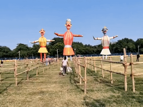 तीन साल बाद बरेका में फिर एक सिर वाला रावण:70 फीट का है पूर्वांचल का सबसे ऊंचा रावण, मुस्लिम परिवार सालों कर रहा निर्माण