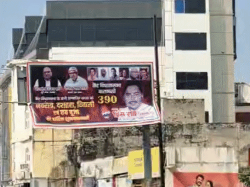 काशी के दिशासूचकों पर नवरात्र की शुभकामनाओं का कब्जा:रास्ता भटक रहे राहगीर; दुकानदार बोले- बार-बार हमसे रास्ता पूछकर आगे जाते हैं लोग