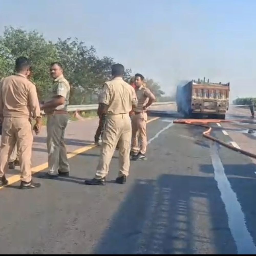 कन्नौज में आगरा-लखनऊ एक्सप्रेसवे पर कंटेनर में लगी आग:गुजरात से लखनऊ जा रहा था, करोड़ों के टाइल्स जलकर राख