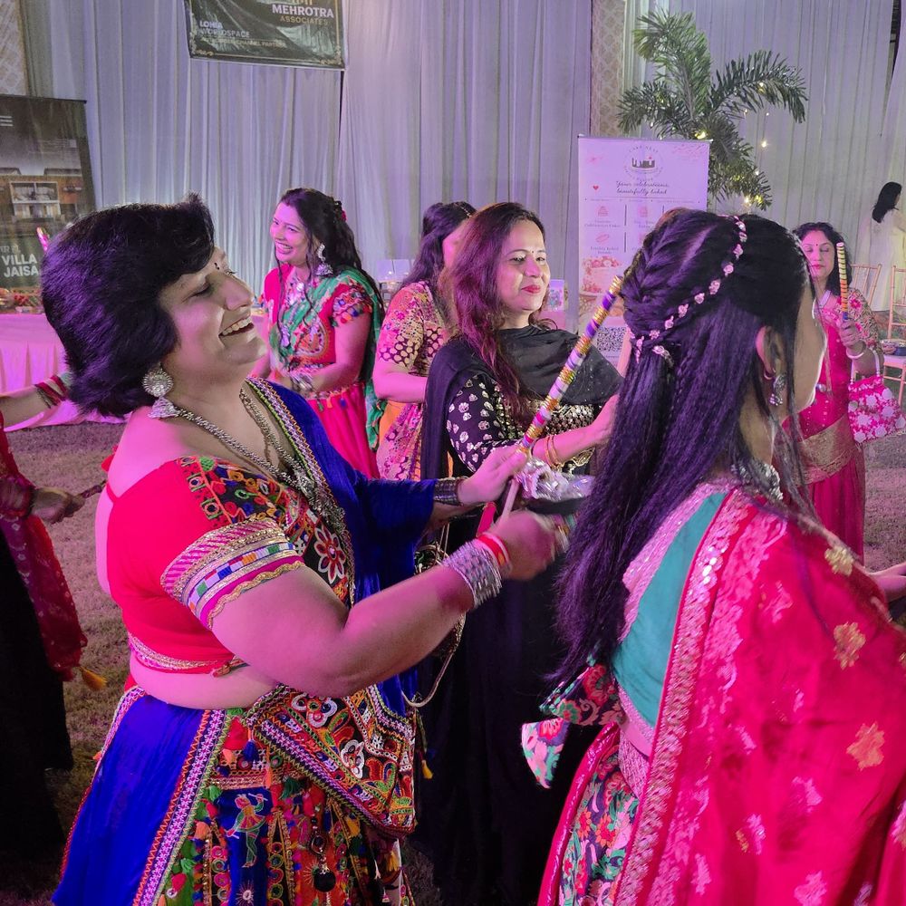 संभल में गुजराती लोकधुनों और पारंपरिक नवरात्रि गरबा डांडिया हुआ:सीडीओ की पत्नी सहित 100 महिलाएं पहुंची, हैण्डीक्राफ्ट होम डेकोर के स्टॉल लगाए गए