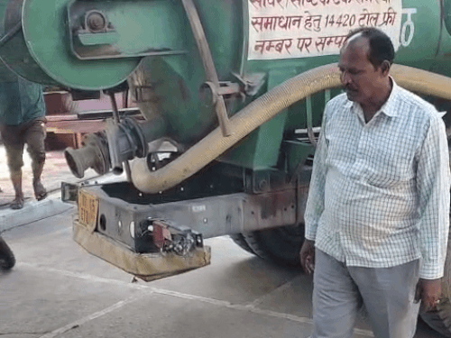 निजी विवाह मंडप की सफाई कर रहे नगर निगम कर्मचारी:मेरठ के वार्ड 50 के पार्षद ने वीडियो बना कर लगाए आरोप