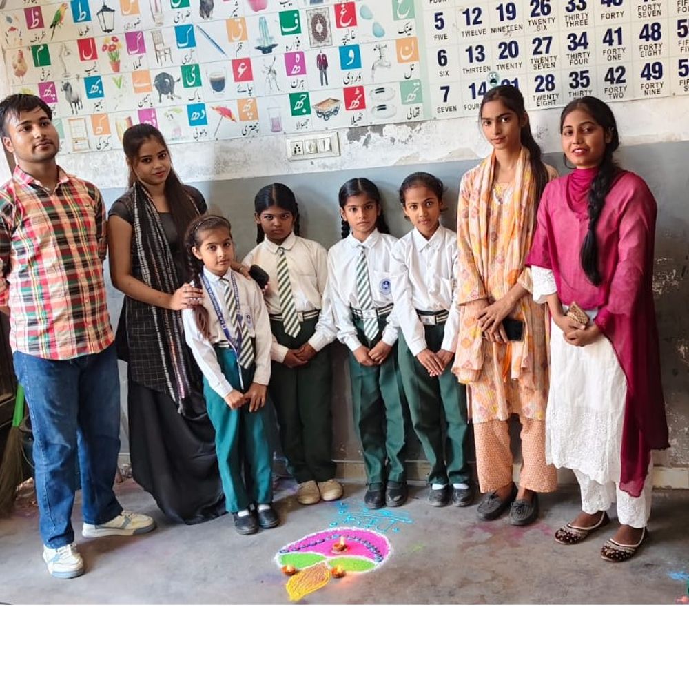 मेरठ के स्कूल में रंगोली प्रतियोगिता आयोजित:विद्यार्थियों ने बनाईं मनमोहक कलाकृतियां, शिक्षकों ने बढ़ाया बच्चों का आत्मविश्वास