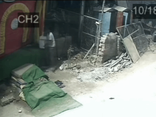 प्रयागराज में देवी के दरबार में चोरी:भोर में दुर्गा पूजा पंडाल में घुसकर दान पेटी उड़ा ले गया चोर, CCTV में भागते नजर आया
