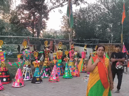 गाजियाबाद में एक से 15 फीट तक के बिके रावण:गत्ते और पटाखों से बनाए रावण के पुतलों की कीमत 20 हजार रुपये, ऑन डिमांड पटाखे भी लगवाए