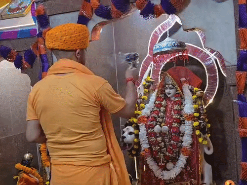 गोरखपुर में योगी ने की मां सिद्धिदात्री की आराधना:40 कन्याओं के पांव पखारे, भोजन कराया और उपहार दिए