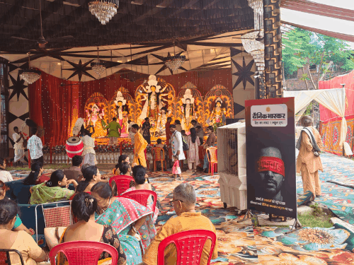कानपुर में दुर्गा पूजा पंडाल में पहुंची दैनिक भास्कर टीम:'प्लास्टिक नहीं विकल्प चुनें' की भक्तों से की अपील, जूट के बैग बांटे