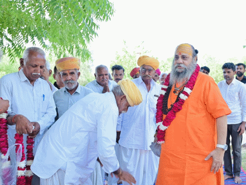 श्री रावल मल्लीनाथ मंदिर की निमंत्रण यात्रा जागसा पहुंची:प्राण-प्रतिष्ठा महोत्सव के लिए क्षत्रिय समाज ने 46.21 लाख के श्रद्धासुमन दिए