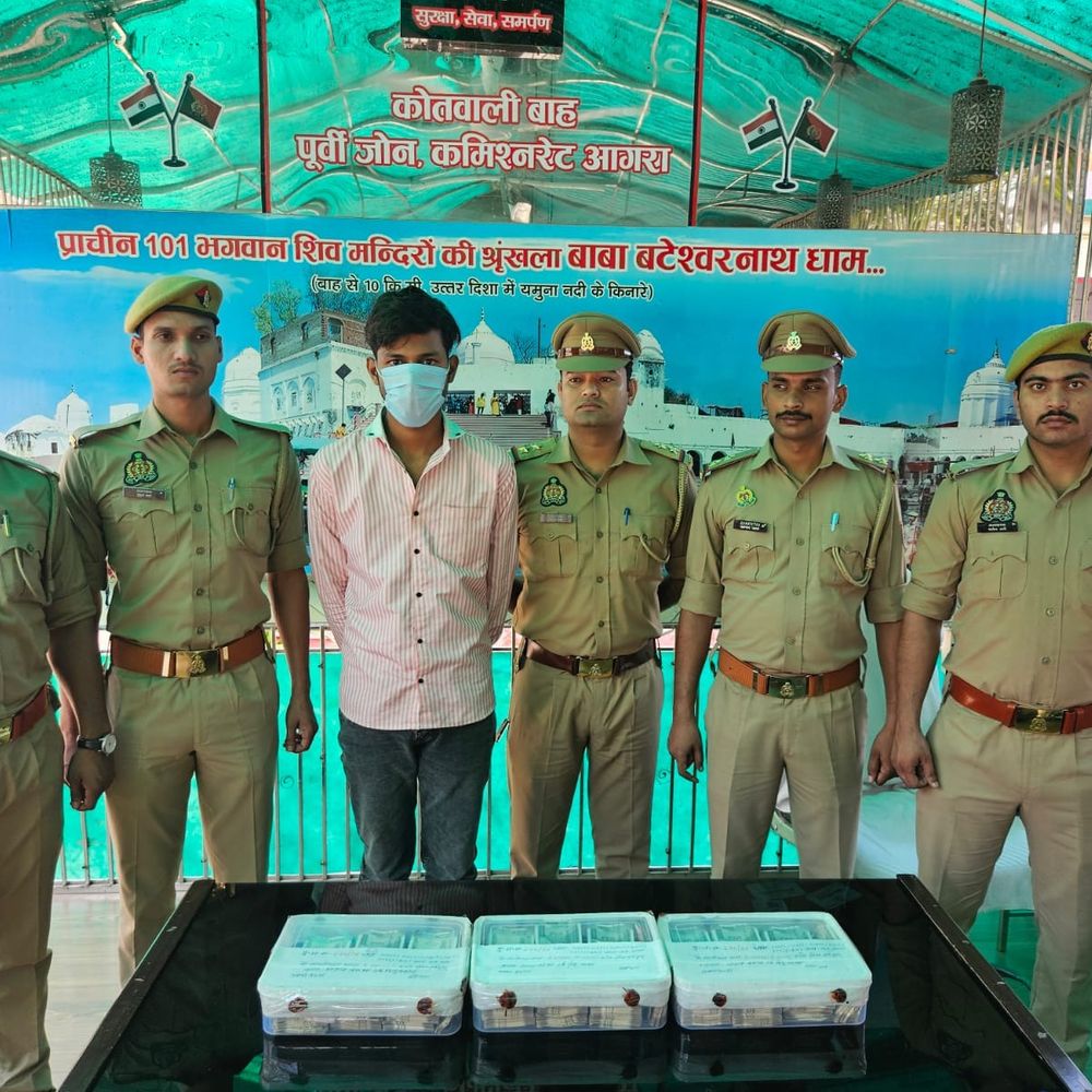 आगरा में पुलिस अफसर बनकर 71.29 लाख ठगे:बाप-बेटे ने उधार के 15 लाख लौटाने से बचने के लिए रची साजिश, 14.71 लाख बरामद