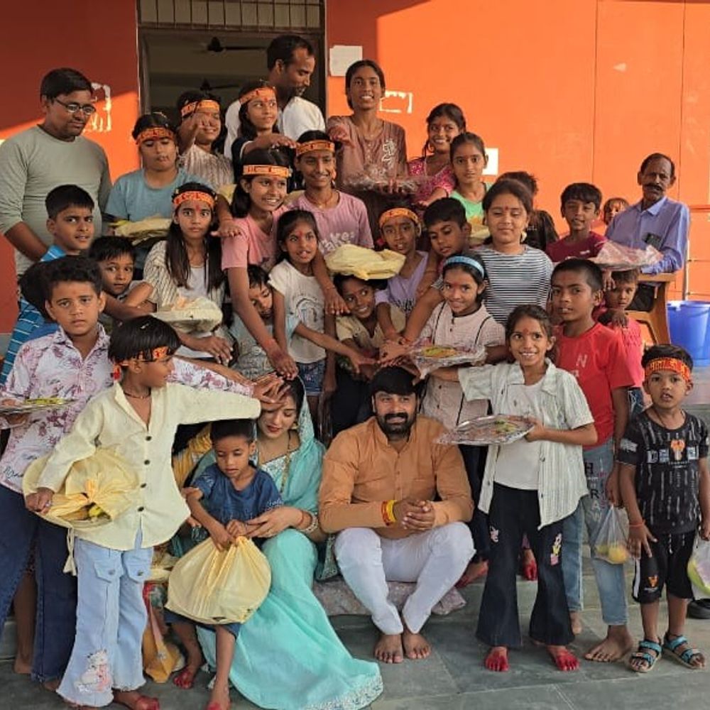 नगर पंचायत कार्यालय में कन्या पूजन:शारदीय नवरात्रि पर नगर पंचायत अध्यक्ष ने मां दुर्गा से सुख-समृद्धि मांगी