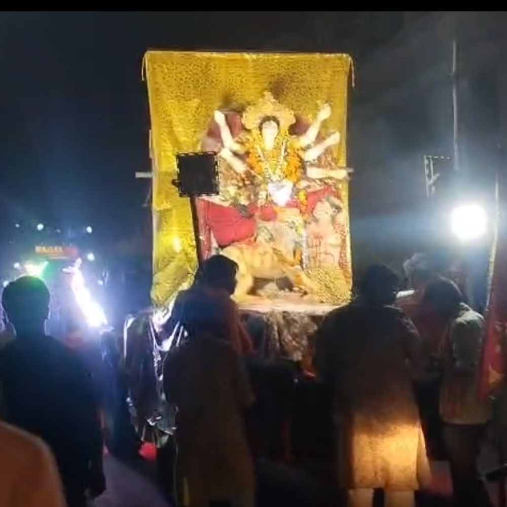 श्रावस्ती में दुर्गा प्रतिमाओं की शोभायात्रा, जय माता की गूंज:दो दर्जन प्रतिमाओं का विसर्जन हुआ, बुधवार को भी होंगी विसर्जित