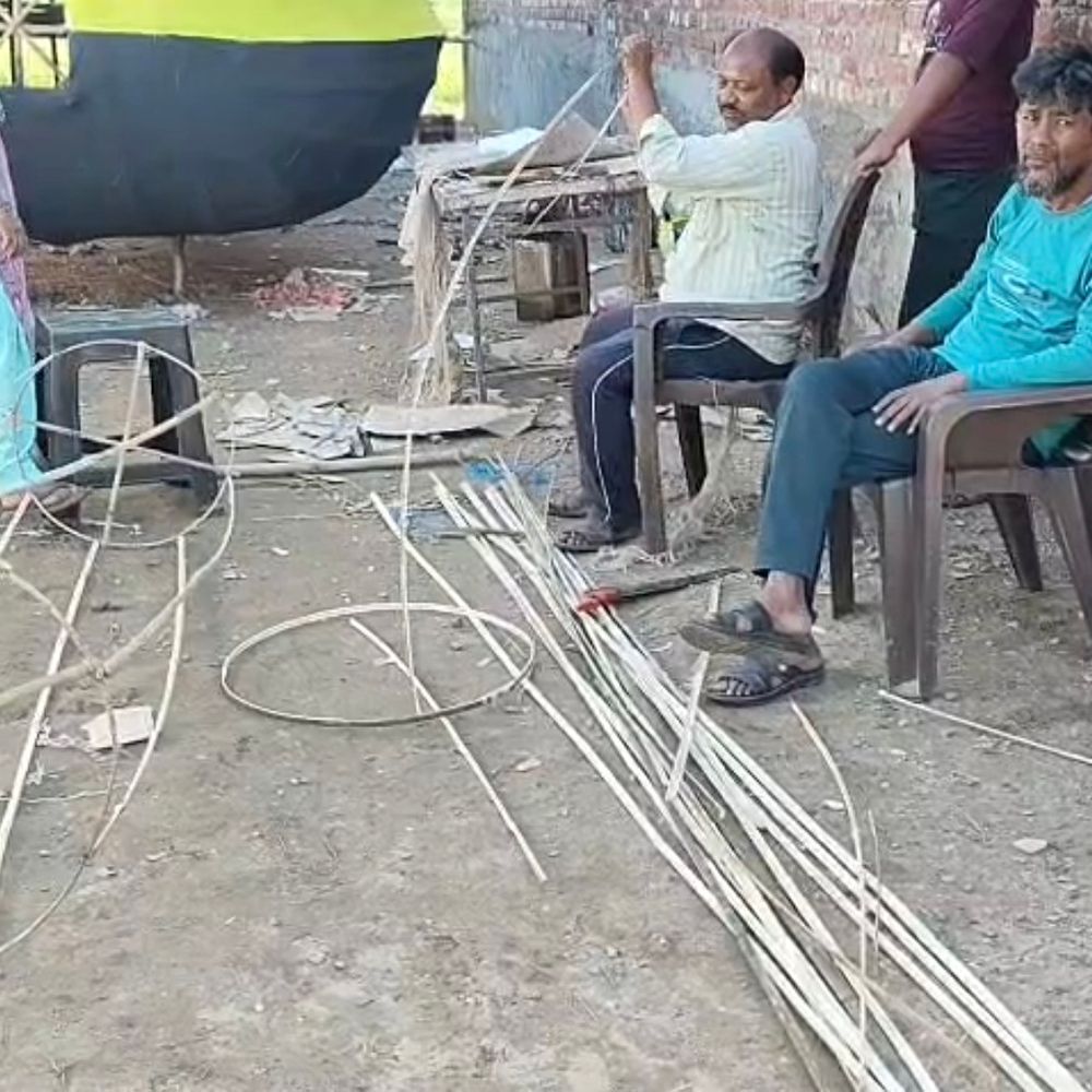 बिजनौर में मुस्लिम कारीगर बनाते हैं रावण के पुतले:दशकों से चली आ रही परंपरा, दशहरा पर दिखती है हिंदू-मुस्लिम एकता की मिसाल