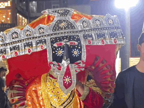 37-साल से रावण बन रहे शिवशंकर बोले-आज घर-घर में रावण:वाराणसी में कहा- सीता हरण के समय माता को मन ही मन करते हैं प्रणाम