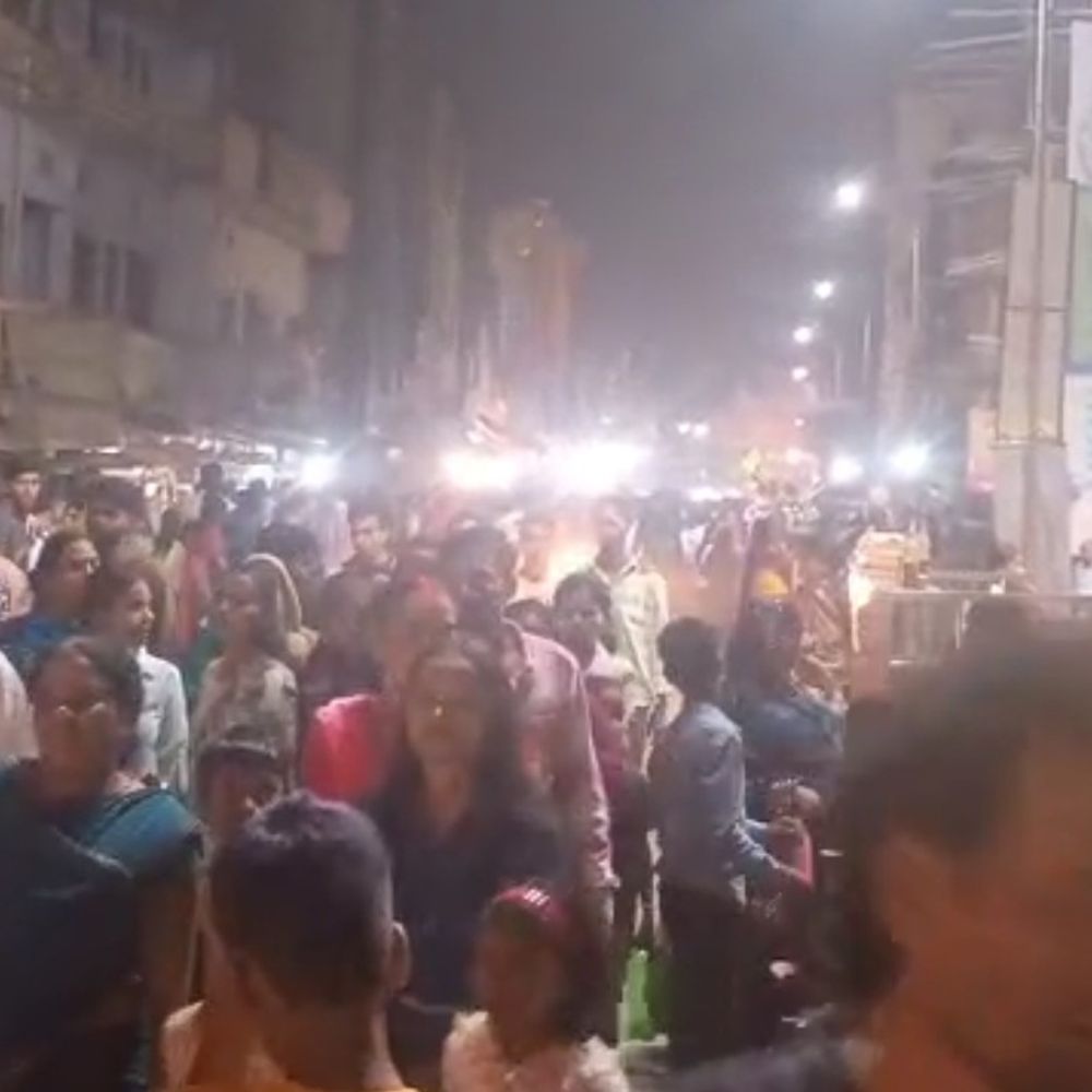 मेले में उमड़ी भीड़, जाम से जूझे लोग:देवरिया में दशहरा मेले की रौनक देर रात तक रही, झांकियों के दर्शन को उमड़े लोग