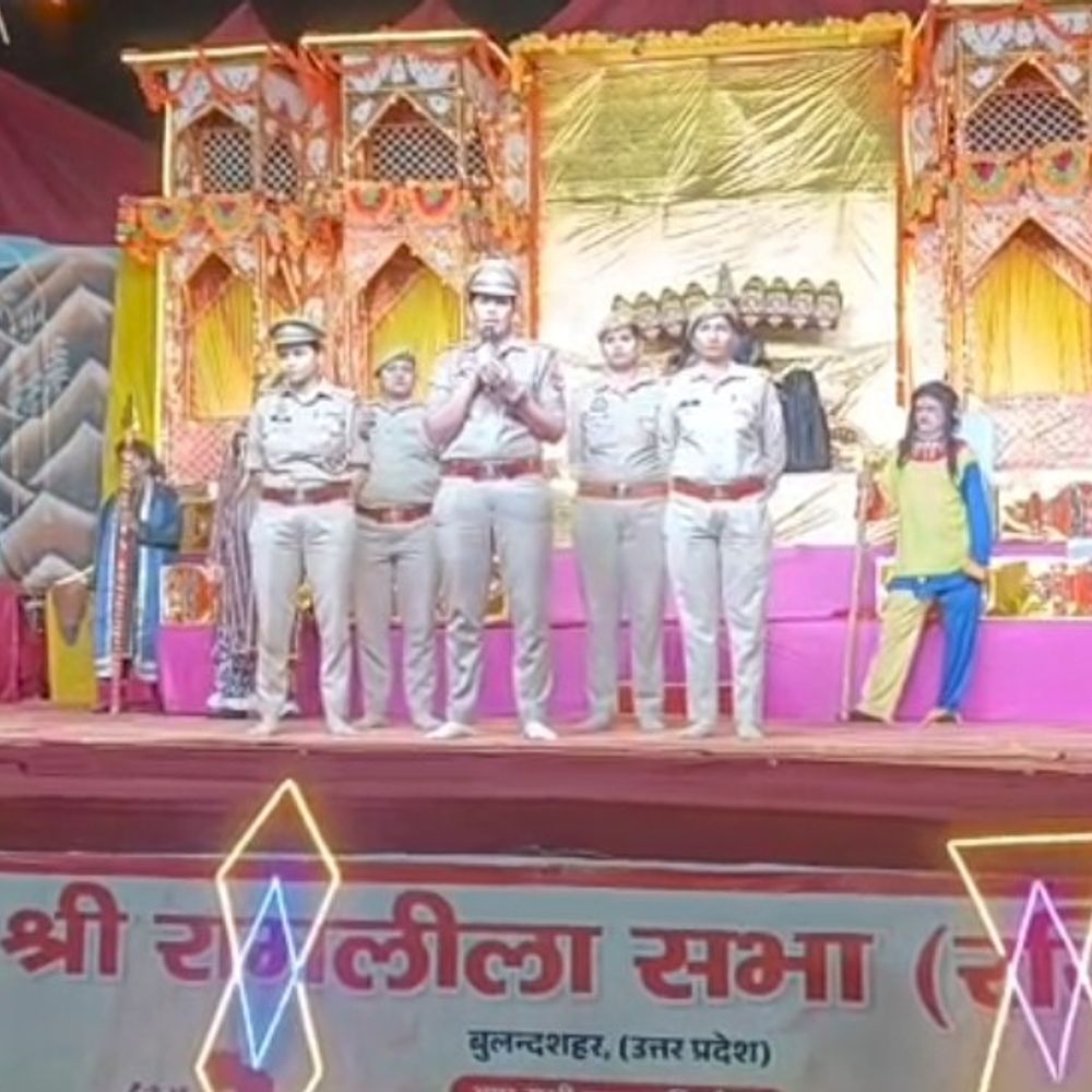 बुलंदशहर पुलिस ने रामलीला मंच से महिला अपराधियों को चेताया:कहा- महिलाओं से अपराध करने वालों को बख्शा नहीं जाएगा, सात पुश्तें याद रखेंगी