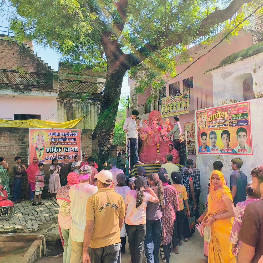 कानपुर में धूमधाम से हुई मां दुर्गा की विदाई:डीजे की धुन पर झूमे भक्त, तालाब में किया प्रतिमा विसर्जन