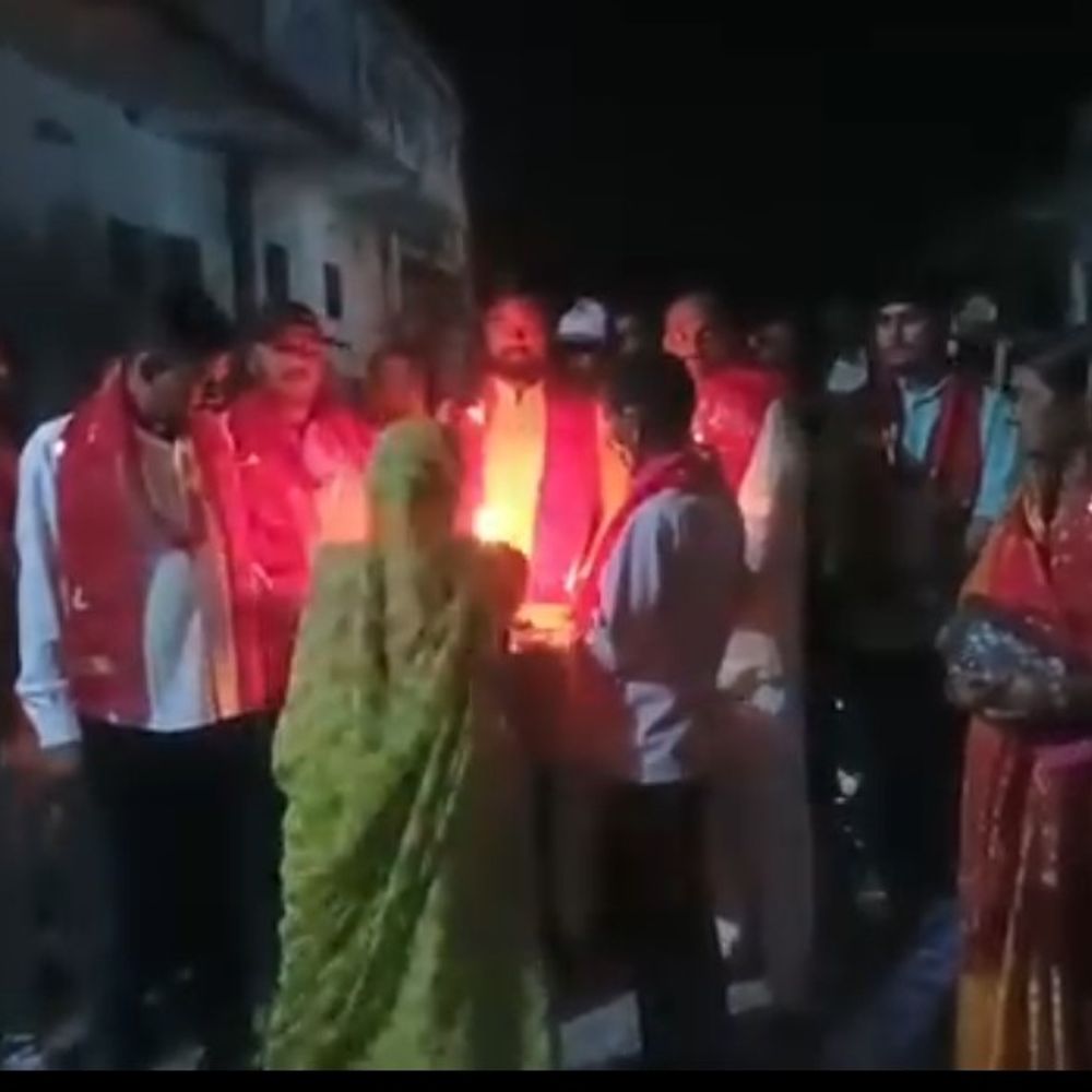 अयोध्या में निकली मां दुर्गा की ज्योति यात्रा:गायत्री नगर से शुरू होकर रानीबाजार, पटरंगा मंडी और लोधपुरवा से गुजरी, श्रद्धालुओं ने किए दर्शन