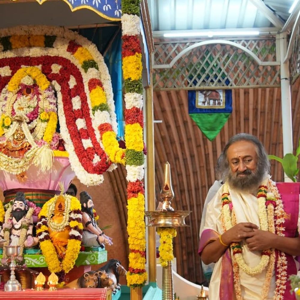 आगरा के साधकों ने बेंगलुरु में मनाया नवरात्रि महोत्सव:श्रीश्री रविशंकर के सान्निध्य में ध्यान, वैदिक मंत्रोच्चार और शतचंडी होम का आयोजन